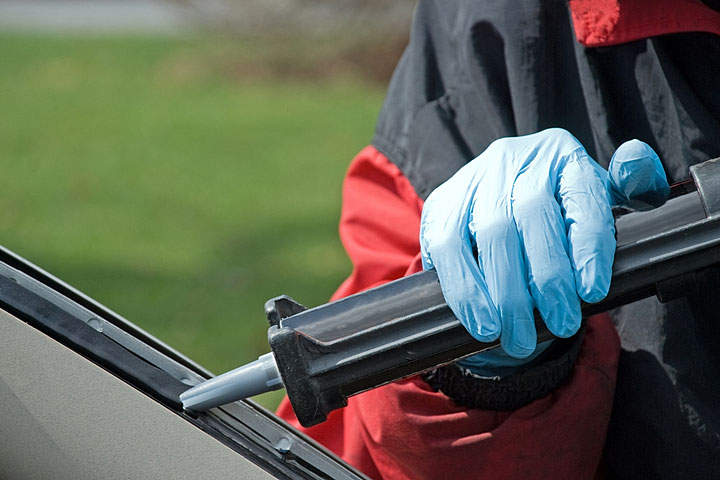 an automobile windshield repair (large image)