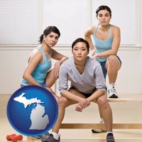 mi map icon and three athletes wearing sportswear