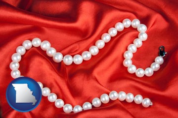 a faux pearl necklace - with Missouri icon