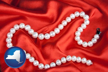 a faux pearl necklace - with New York icon